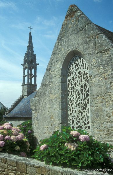 Kirche und Kirchturm, Bretagne, Frankreich