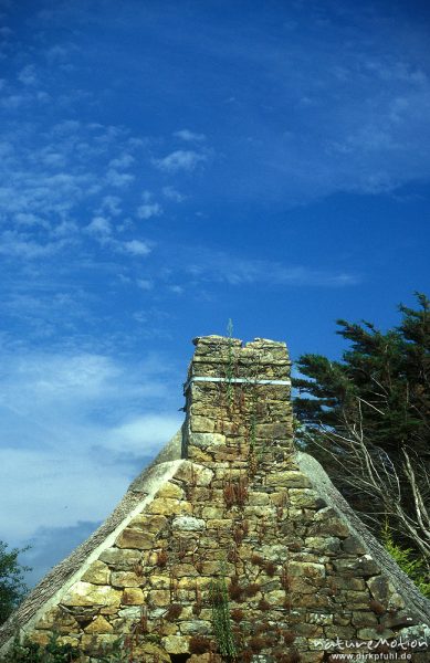 Giebel mit Schornstein, Steinhaus vor blauem Himmel, Bretagne, Frankreich