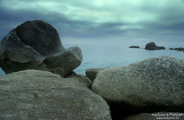 rundgeschliffene Felsen am Meer, verwischte Wolken (lang belichtet), Bretagne, Frankreich