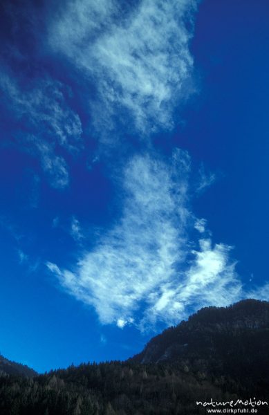 Zirruswolken vor tiefblauem Himmel, Chiemgau, Alpen, Deutschland