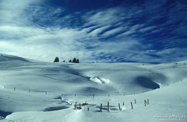 Schneefläche, Wolken, blauer Himmel, Steinplatte, Alpen, Deutschland