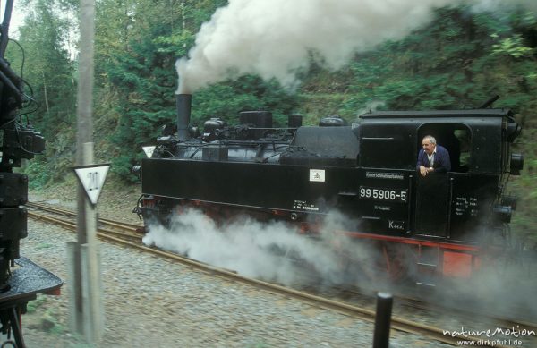 Dampflok der Harzer Schmalspurbahn in voller Fahrt, bahnhof von Schierke, Harz, Deutschland