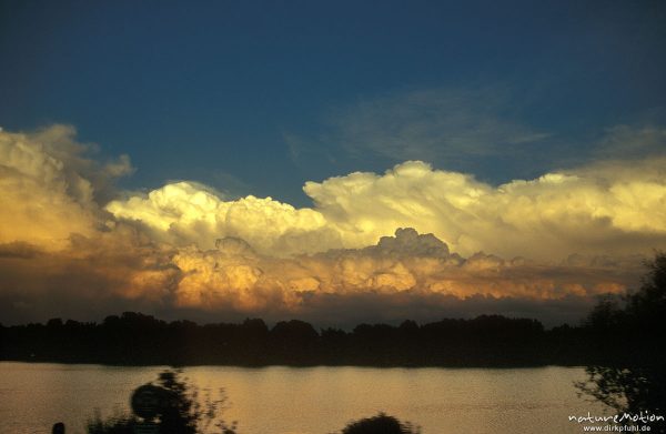 Gewitterwolken im Abendrot, aus fahrendem Zug fotografiert, zwischen Hannover und Göttingen, Göttingen, Deutschland