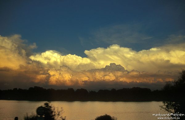 Gewitterwolken im Abendrot, aus fahrendem Zug fotografiert, zwischen Hannover und Göttingen, , Deutschland