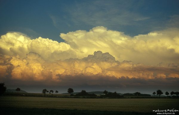 Gewitterwolken im Abendrot, aus fahrendem Zug fotografiert, zwischen Hannover und Göttingen, Göttingen, Deutschland