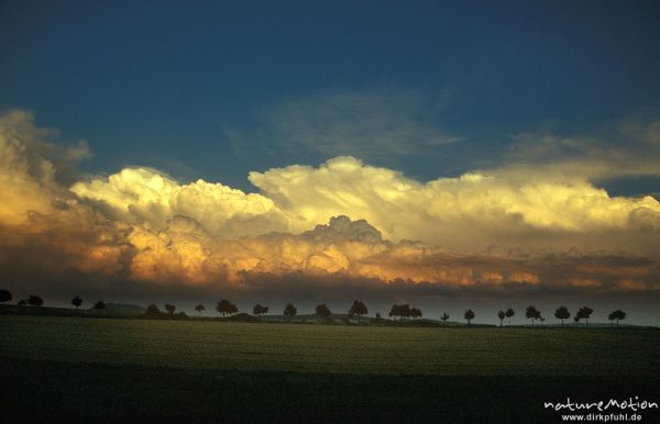 Gewitterwolken im Abendrot, aus fahrendem Zug fotografiert, zwischen Hannover und Göttingen, , Deutschland