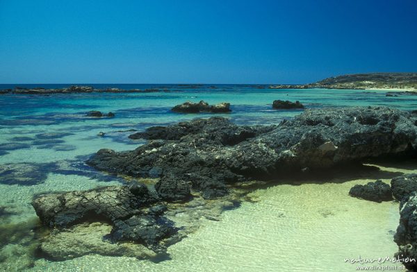 schwarze Felsen und blaues Meer, Strand von Elafonissos bei Sugia, Kreta, Griechenland
