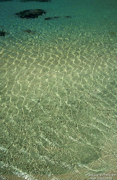 kräuselnde Wasseroberfläche am Strand, Lichtreflexe, roter Korallensand, Strand von Elafonissos bei , Kreta, Griechenland