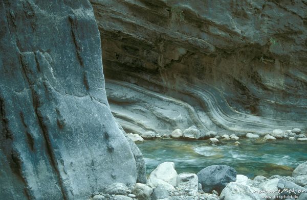 Linien im Fels, ausgewaschenes Bachbett, Einschnitt, Klamm, Sammaria-Schlucht, Kreta, Griechenland