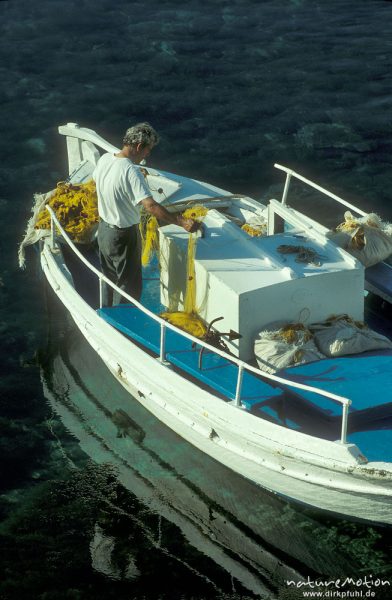 Fischer auf Fischerboot, Lutro, Kreta, Griechenland