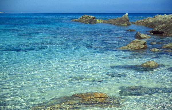 Flachwasser mit Felsen, Strand bei Bodri, Korsika, Frankreich