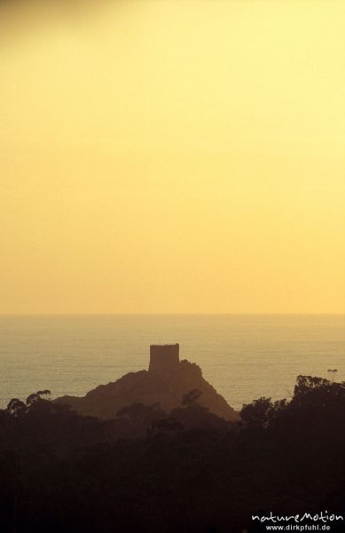 Genuesenturm von Porto, Silhouette gegen Meer und Abendhimmel, Korsika, Frankreich