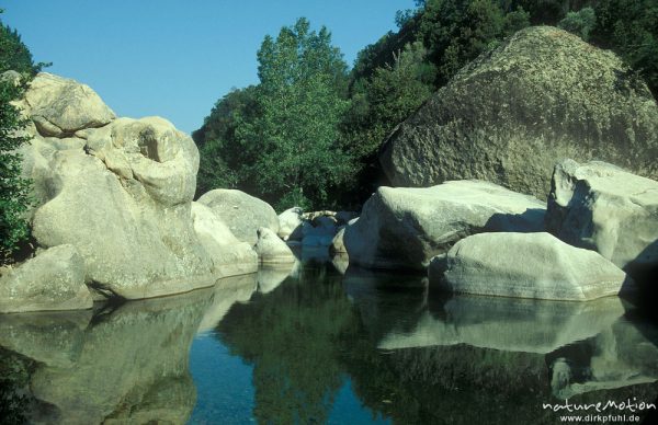 große Felsen und Gumpen des Porto, Unterlauf des Porto, Korsika, Frankreich