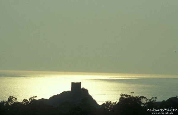 Genuesenturm von Porto, Silhouette gegen Meer und Abendhimmel, Korsika, Frankreich