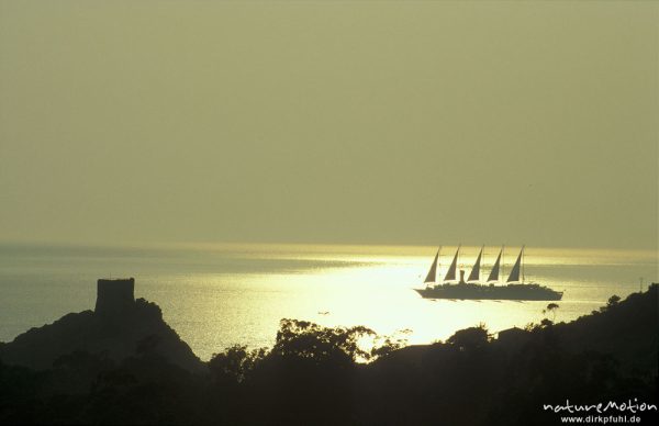 Genuesenturm von Porto, Silhouette gegen Meer und Abendhimmel, daneben 5-Mast-Segler, Korsika, Frankreich