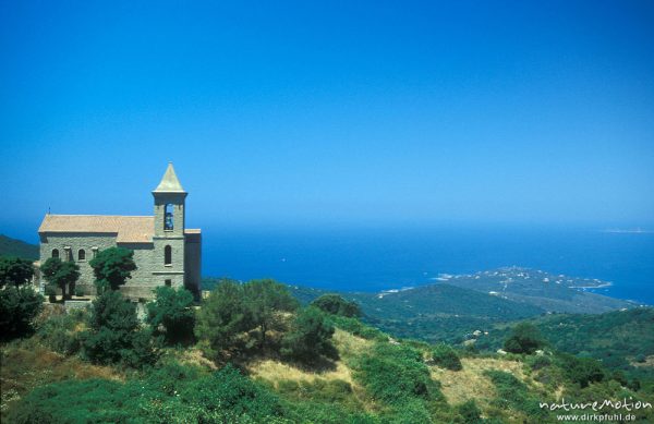 Kirche von Acqua Doria, Blick aufs Meer und die Landspitze Capo di Muro, Korsika, Frankreich