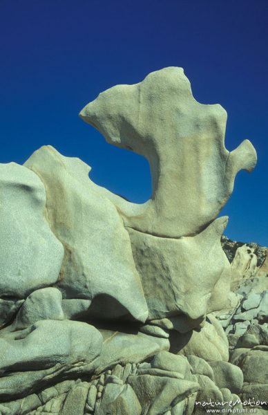Felsformation gegen tiefblauen Himmel, Campomoro, Korsika, Frankreich