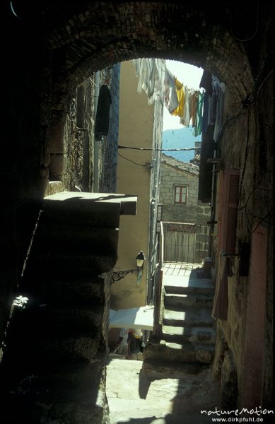enge Gassen, Blick durch Tor, Wäscheleine, Altstadt, Sartene, Korsika, Frankreich