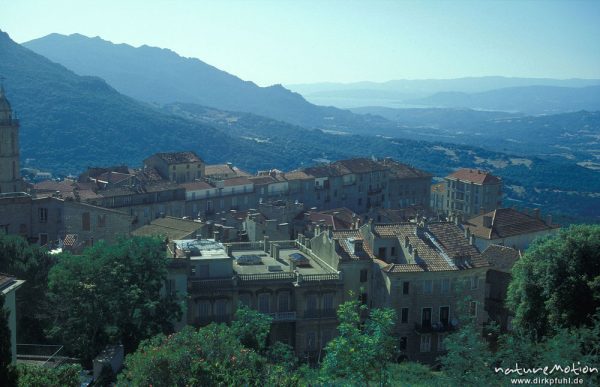 Altstadt von Sartene, Überblick mit Bergen und Küste im Hintergrund, Korsika, Frankreich