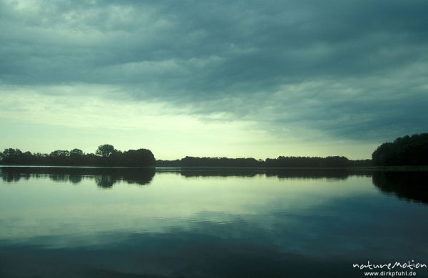 Morgenstimmung, Klenzsee, Wolken spiegeln sich auf Wasseroberfläche, Mecklenburger Seen, Deutschland