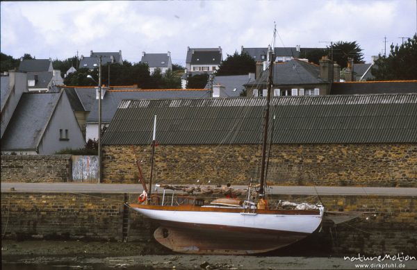 Segelboot an Hafenmauer, liegt auf dem Trockenen, Ebbe, Le Faou, Bretagne, Frankreich