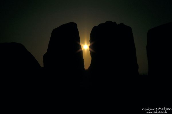 Sonnenaufgang zwischen zwei Menhiren, Carnac, Menhire von Kerlescan, Bretagne, Frankreich