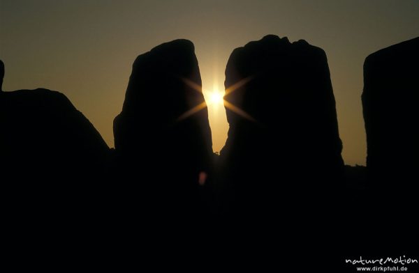 Sonnenaufgang zwischen zwei Menhiren, Carnac, Menhire von Kerlescan, Bretagne, Frankreich