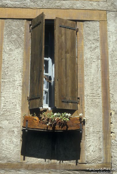 altes Fenster in Fachwerkfassade, Fensterläden, verbogener Blumenkasten, Carcasonne, Carcasonne, Frankreich