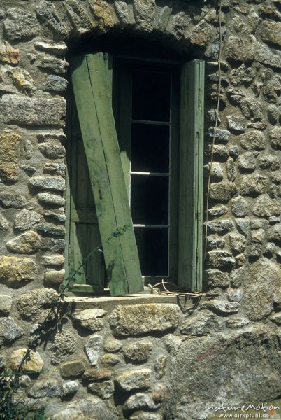 Fenster mit zerbrochenem Fensterladen, Steinmauer, Eus, Pyrenäen, Frankreich