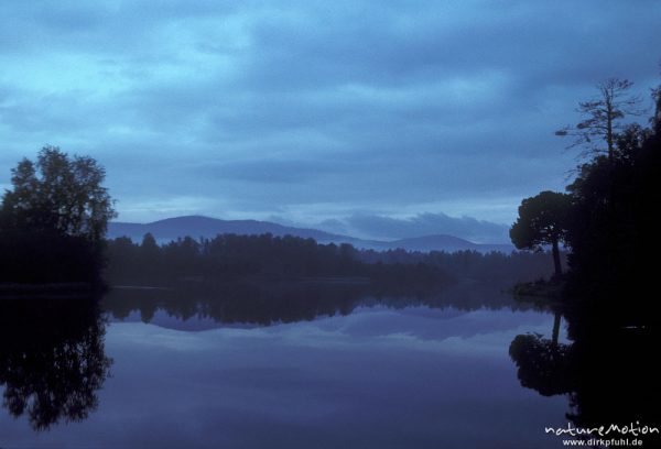 See und Berge, Bäume spiegeln sich im stillen Wasser, Abenstimmung, Sveg, Sveg, Schweden