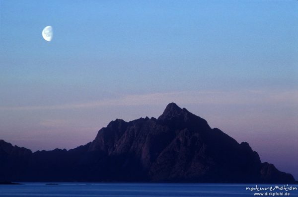 Mond über Felsküste, helle Nacht nördlich des Polarkreises, Stamsund, Lofoten, Norwegen