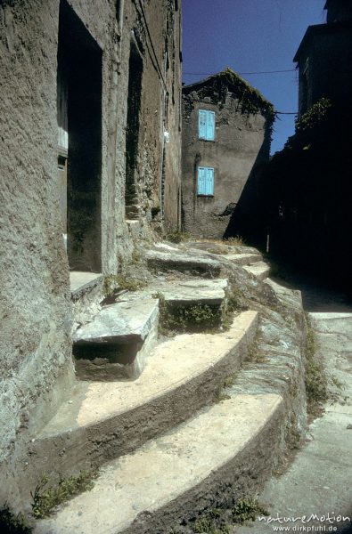 steinerne Treppe, schmale Gasse und Hausfassaden, Bergdorf, Korsika, Frankreich