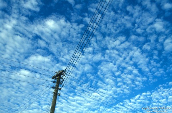 Telefonmast gegen blauen Himmel, Cirruswolken, Kerry, Irland