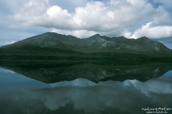 Bergmassiv spiegelt sich in See, "The twelve Bens", Derryclare Lough, Connemara, , Irland